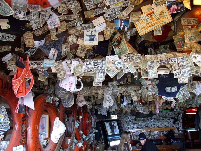 Thói quen này lan rất nhanh vào đầu những năm 1990 khi du khách nườm nượp kéo đến thị trấn. Ngày nay, các bức tường của quán kín mít đến mức khó có thể tìm thấy một chỗ trống.