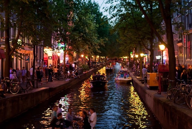 De Wallen, Amsterdam (Hà Lan): Đây là khu đèn đỏ cao cấp ở Hà Lan. Nhờ quy định chặt chẽ của chính phủ sở tại, khu đèn đỏ này an toàn, sạch sẽ và hiệu quả hơn bất kỳ các khu đèn đỏ ở các nơi khác. De Wallen khá rộng lớn với các đường phố tấp nập người đi bộ. Các cô gái “thiếu vải” tạo dáng trong từng ô kính để chào mời khách và ngã giá ngay ở cửa ra vào. Giá khởi điểm vào khoảng <abbr class=