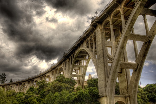 Cầu tự vẫn (California): Dài 457 m, cầu Colorado Street ở Pasadena được mệnh danh là cầu Tự vẫn vì số người đến đây tự tử lên tới 150 người. Phần lớn các vụ tự sát xảy ra vào thời kỳ đại suy thoái. Một trong các vụ nổi tiếng nhất là một người mẹ tuyệt vọng ném con gái qua thành cầu vào ngày 1/5/1937 rồi nhảy theo con. Bà mẹ thiệt mạng, nhưng cô con gái may mắn thoát chết vì rơi xuống bụi cây bên dưới. Cây cầu này hiện vẫn chứng kiến 10 vụ tự tử mỗi năm. Một nghiên cứu của cảnh sát cho thấy, hơn 10% các vụ tự tử của thành phố trong vòng 5 năm qua xảy ra tại cây cầu tuyệt mạng này.