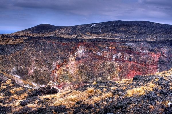 Mount Mihara (Nhật Bản): Vào năm 1933, cô sinh viên 21 tuổi Kiyoko Matsumoto ném mình vào miệng núi lửa Mount Mihara trên hòn đảo Izu Oshima. Nguyên nhân là do cô đem lòng yêu cô bạn gái Masako Tomita, nhưng tình yêu đồng tính không được chấp nhận lúc bấy giờ. Từ đó, ngọn núi lửa mang cái tên mới “Suicide Point” (Nơi tự vẫn). Riêng năm 1933 đã có 944 người nhảy vào miệng núi lửa, con số giảm xuống còn 350 vụ vào năm sau đó. Nhiều du khách đến Mount Mihara chỉ để xem các vụ tự tử. Tuy nhiên sau đó, chính quyền địa phương đã tăng các biện pháp an toàn để chấm dứt hiện tượng này, đồng thời coi việc mua vé một chiều đến đảo là phạm pháp.