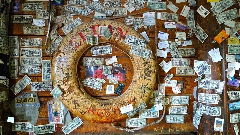 Không chỉ dán tiền, du khách còn gắn các vật dụng cá nhân khác như nhẫn, quần áo, vật lưu niệm, huy chương hàng hải... Nhiều du khách đến Homer dù không uống rượu nhưng vẫn đến quán bar này như một điểm phải đến trong hành trình.