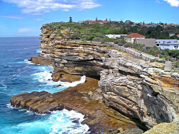 The Gap (Australia): Ghềnh đá này là nơi có các vụ tự sát nhiều nhất ở Australia từ những năm 1800. Đến năm 2000, một hàng rào cao được xây dựng và nhiều camera an ninh được lắp tại đây, nhưng số vụ tự tử không vì thế mà chấm dứt. Một người đàn ông có tên là Don Ritchie sống ở The Gap suốt 50 năm qua. Mỗi lần ông thấy có người đứng gần rìa đá là ông lại đến gần và mời họ uống trà. Bằng cách này, ông đã cứu được 160 mạng người. Don Ritchie được gọi là “thiên thần của The Gap”. Năm 2012 ông qua đời, để lại câu chuyện sâu sắc cho hậu thế về tình người.