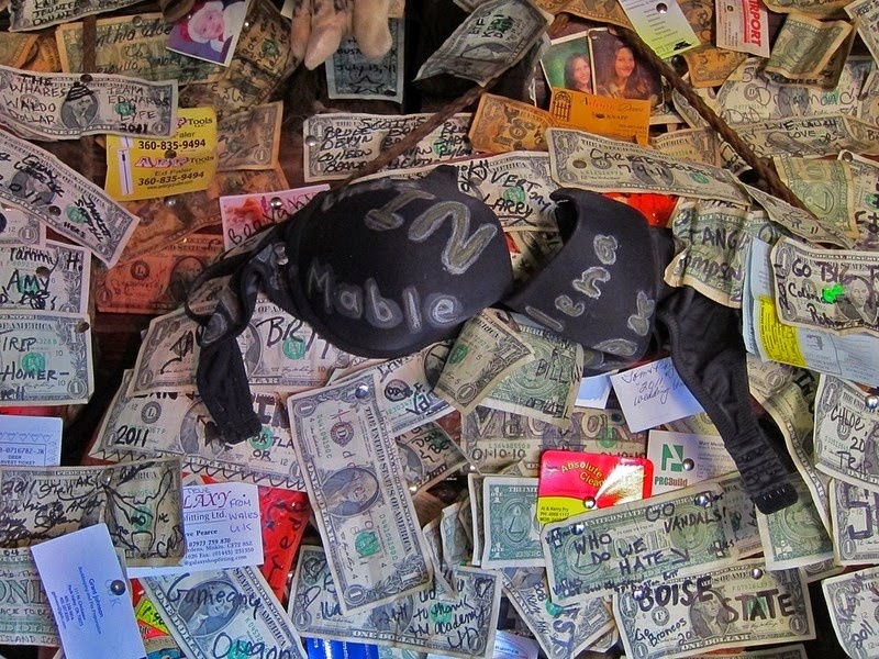 Với những lời nhắn được viết khắp nơi.