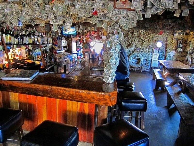 Nhiều du khách đến Homer dù không uống rượu vẫn đến quán bar này như một điểm phải đến trong hành trình.