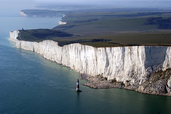 Beachy Head (Anh): Vách đá trắng tuyệt đẹp ở miền Nam nước Anh, gần thị trấn Eastbourne trong hạt Đông Sussex này ẩn chưa một bí mật đen tối, đây là nơi xảy ra các vụ tự tử nhiều nhất ở Anh. Với chiều cao lên đến 162 m so với mực nước biển, Beachy Head trở thành một trong những điểm tự tử nổi tiếng nhất trên thế giới. Mỗi năm lại có 20 vụ tự sát ở đây, bắt đầu từ những năm 1600. Từ năm 2004, chính quyền địa phương tăng cường giám sát khu vực này. Cứ hai lần một ngày sẽ có đội tuần tra của Beachy Head đi kiểm tra và xác định những người có khả năng sẽ tự tử. Họ đặt biển báo hiển thị số điện thoại đường dây nóng khuyến khích những người có ý định tự tử gọi đến để được tư vấn. Tính đến tháng 1/2013, đã có 252 người được cứu sống nhờ đội tuần tra và tình nguyện.