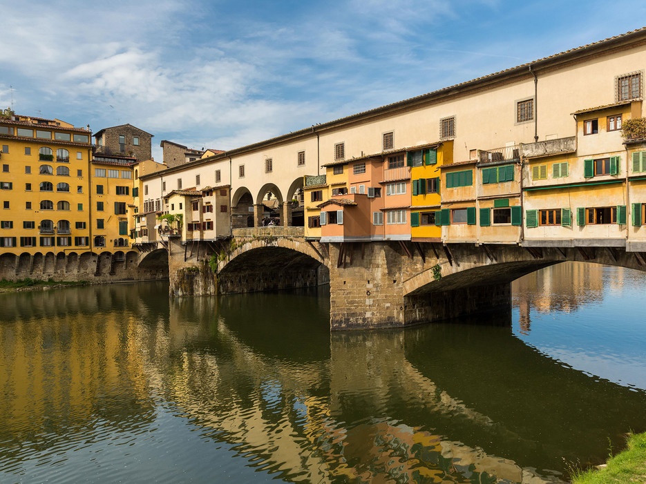 Florence, Italy: Đây là thiên đường của nghệ thuật, văn hóa, ẩm thực và thời trang. Bạn chỉ cần đi dọc Ponte Vecchio là có thể tha hồ mua quà lưu niệm, hay đến Madova mua những đôi găng tay làm thủ công bằng da, hoặc đến cửa hiệu Marie Antoinette mua đồ theo phong cách vintage cực đẹp.