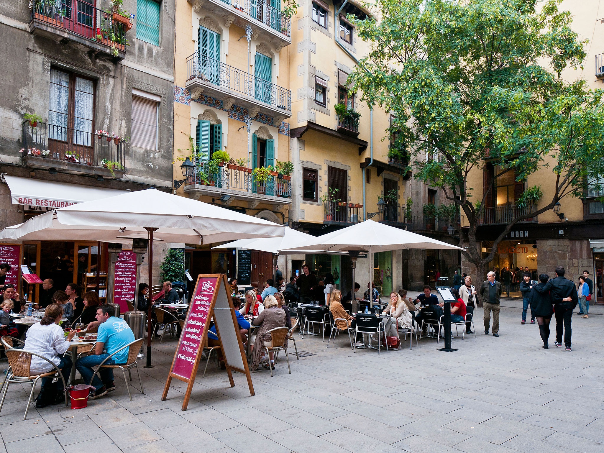 Barcelona, Tây Ban Nha: Theo CN Traveler, một trong những khu mua sắm lý tưởng nhất ở thành phố là Passeo de Gracia với các thương hiệu nổi tiếng như Gucci, Chanel, Prada hay những cửa hiệu độc đáo.