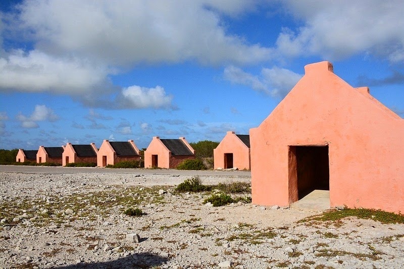 Năm 1633, Hà Lan chiếm đảo Bonaire và các đảo Curacao, Aruba lân cận. Đảo Curacao là nơi buôn bán nô lệ, còn Bonaire trở thành trang trại chăn nuôi.