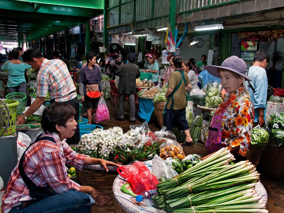 Bangkok, Thái Lan: Đây được coi là thiên đường mua sắm với đủ chủng loại sản phẩm từ bình dân đến cao cấp. Cửa hiệu Manop Rachote nổi tiếng với các món đồ lưu niệm như khung ảnh, ngọc trai. Chợ Pak Khlong Talad thì bạt ngàn hoa tươi và đồ gia vị được bài trí rất đẹp với các loại hoa sen, hoa nhài hay chanh Kaffir.