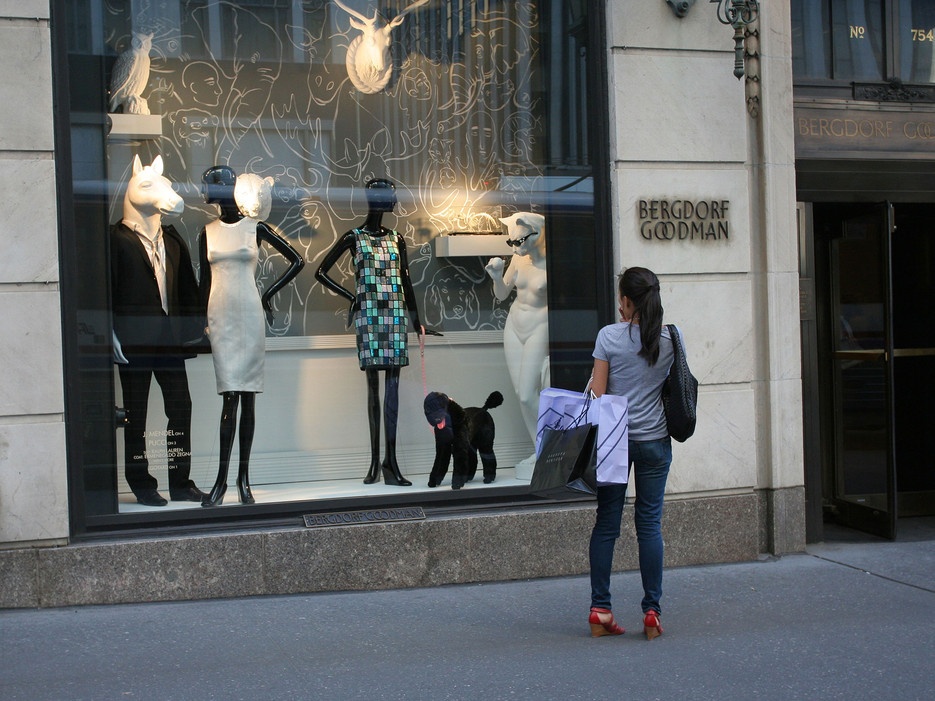 New York, Mỹ: Thành phố không bao giờ ngủ này cũng là thành phố shopping không ngừng nghỉ. Khu Upper East Side nổi tiếng với các nhãn hiệu Tiffany’s, Barneys, và Bergdorf Goodman. Các tín đồ thời trang có thể tìm đến các cửa hiệu Zara, UNIQLO, H&M, hay cao cấp hơn là Prada, Phillip Lim, Chanel. Ra khỏi Manhattan, bạn có thể đến Brooklyn Flea mua quần áo hoặc các tác phẩm nghệ thuật độc đáo.