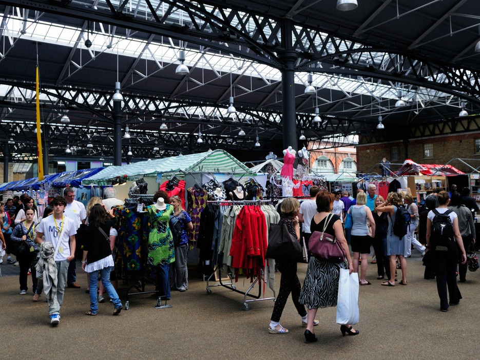 London, Anh: Chợ Old Spitalfields Market nổi tiếng với đồ nam và các đồ thủ công, trong khi chợ Portobello Road lại hấp dẫn với các món đồ cổ xinh xắn. Ngoài ra, chợ Borough là chợ thực phẩm lớn và lâu đời nhất London, mở từ năm 1851 có rất nhiều món ăn cho bạn lựa chọn.