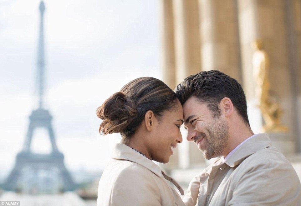 Hãng du lịch Hurlingham vừa tung ra tour du lịch trọn gói kéo dài cả tháng cho các cặp đôi. Từ những dòng kênh nổi tiếng của Venice, đảo Santorini huyền thoại của Hy Lạp, thiên đường trượt tuyết St Moritz đến hòn đảo thiên đường Hawaii là những địa danh trong hành trình tình yêu.