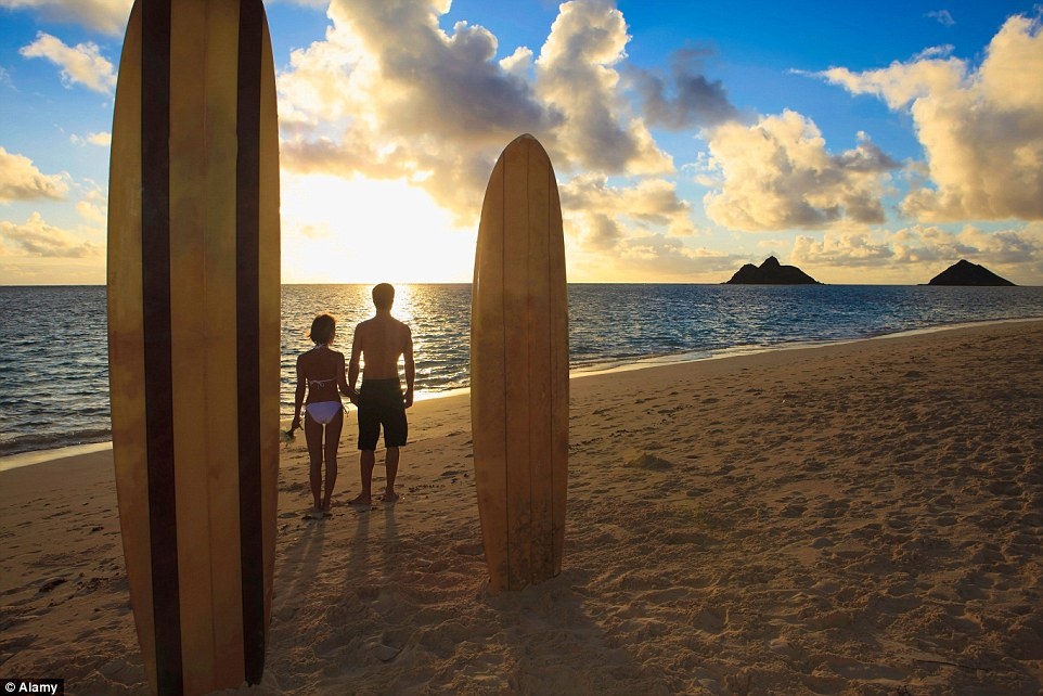 Thiên đường Hawaii chào đón với những con sóng bạc đầu.