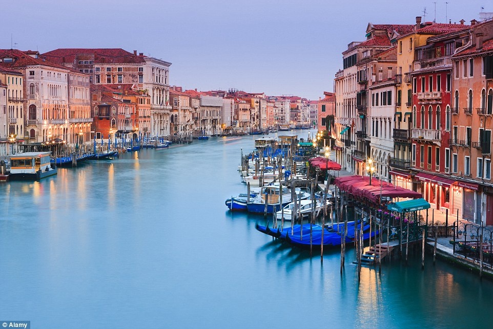 Tour sẽ dành nhiều thời gian ở đất nước lãng mạn nhất thế giới Italy với những địa danh nổi tiếng như Venice...