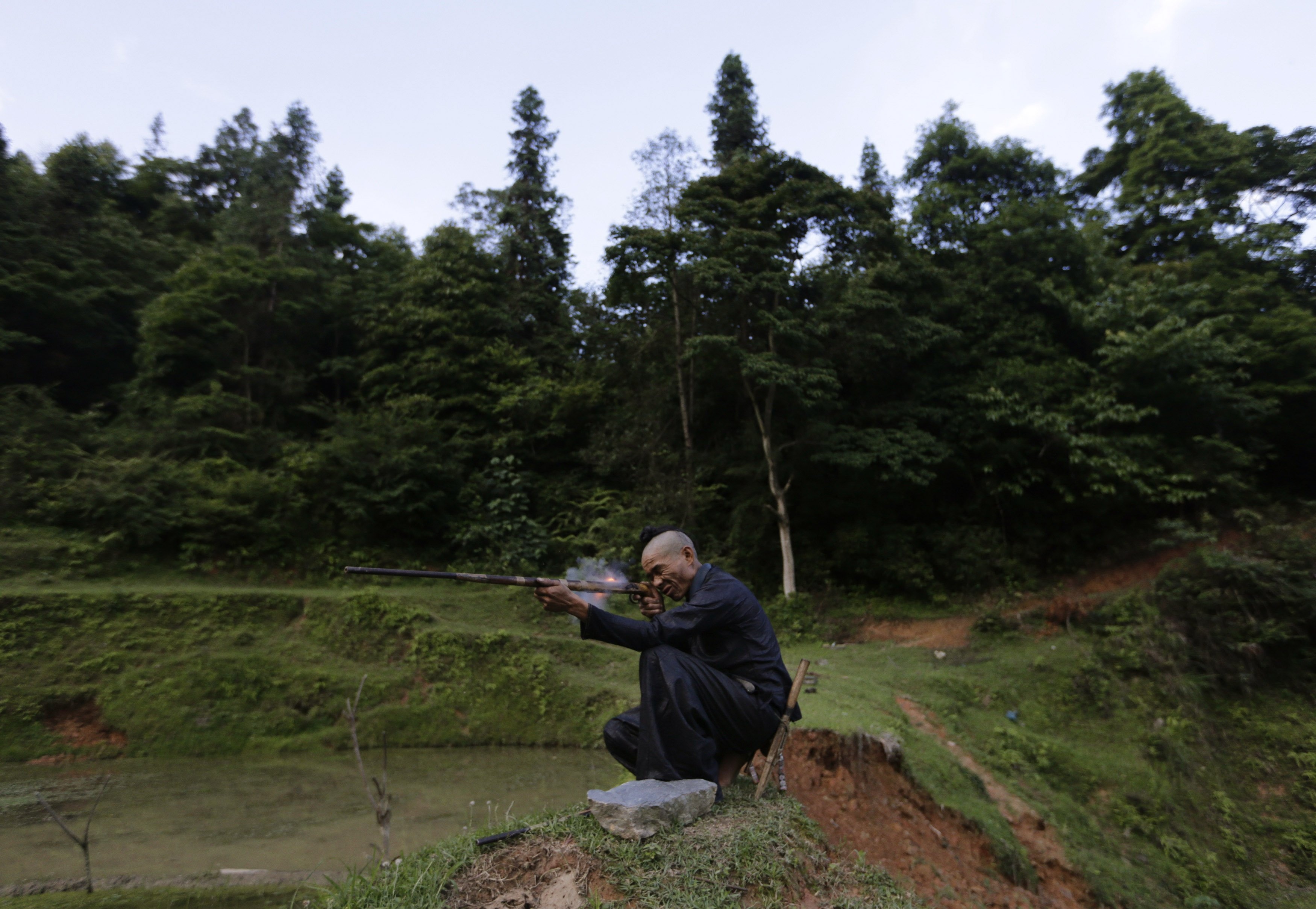 Mỗi khi có một đứa trẻ ra đời là người ta lại trồng một cây mới. Cây này sẽ bị chặt để lấy gỗ làm quan tài khi người đó qua đời.