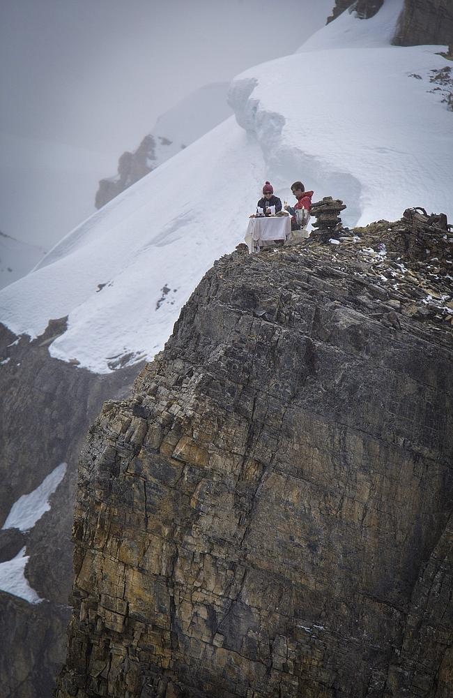 Màn cầu hôn này diễn ra 2 năm trước. Giờ đây khi đã là vợ chồng, Rossel quyết định đăng những bức ảnh lên Facebook với tâm sự: “Mọi chuyện thật tuyệt, và khung cảnh thì không tồi một tí nào. Một cô gái đặc biệt cần một nơi đặc biệt như thế”.