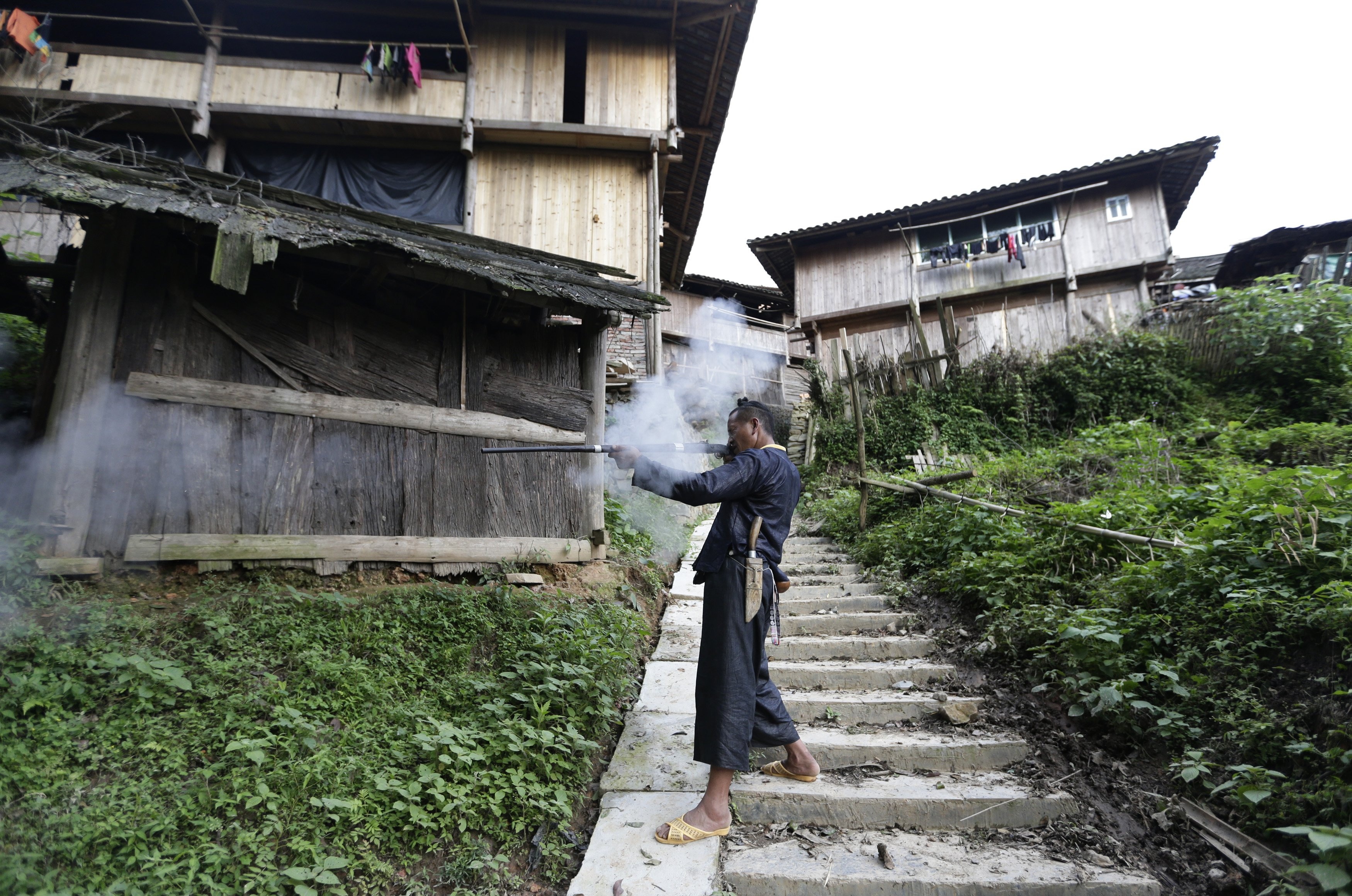 Basha là quê hương của bộ lạc Miao vốn hoàn toàn tách biệt khỏi cuộc sống hiện đại. Người Miao gồm khoảng 3.000 người sống trong 400 căn nhà gỗ gần bờ sông và sử dụng súng phổ biến.