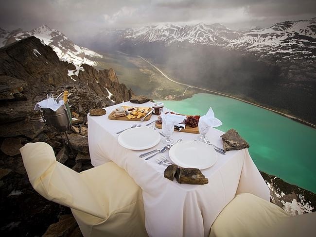 Dua nguoi yeu len mieng vuc tham de cau hon hinh anh