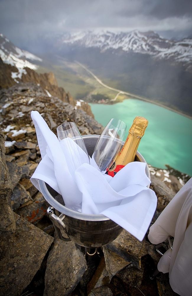 Thậm chí cả rượu champagne được phục vụ đúng điệu.