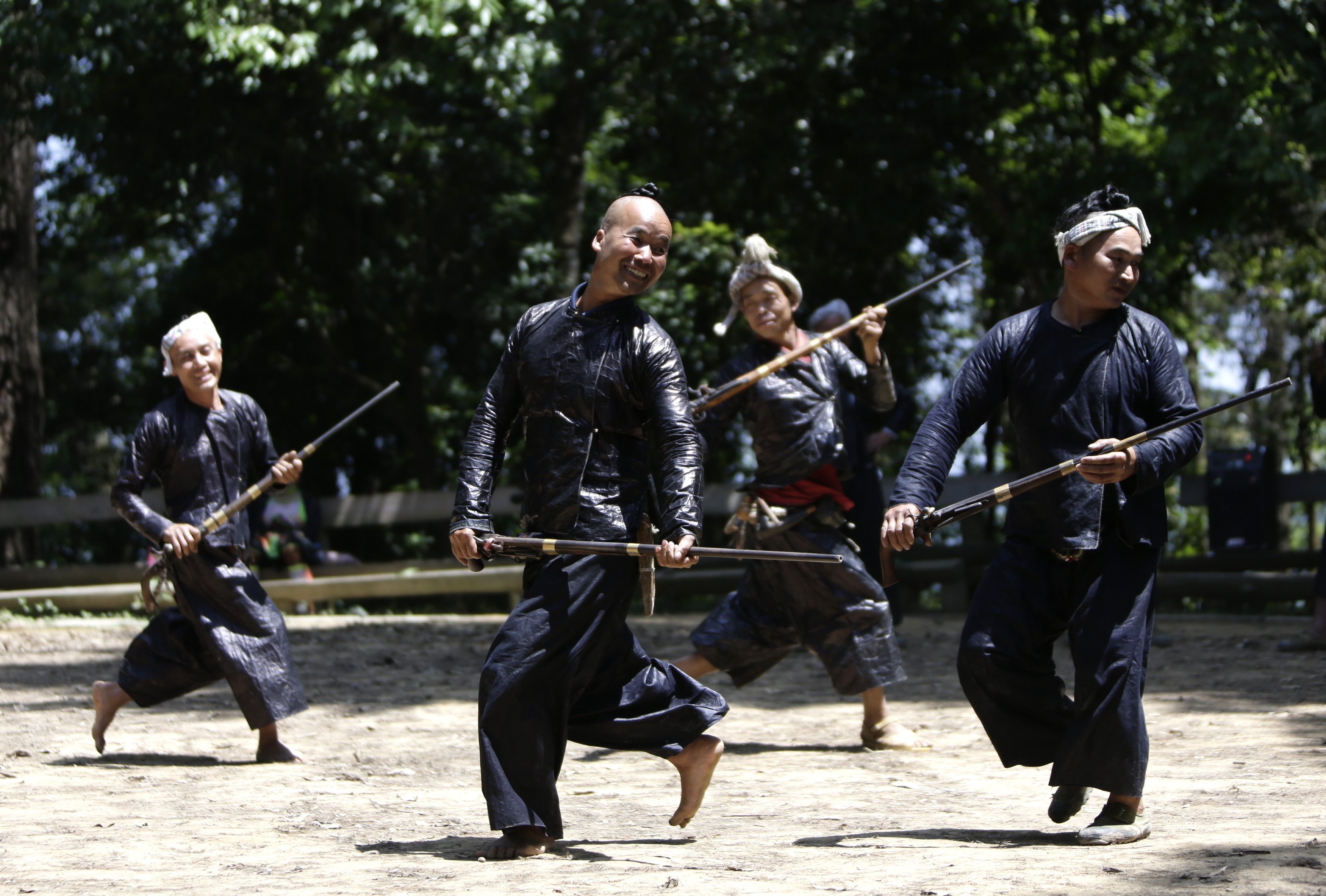 Dan ong ben toc, ban sung tai ngoi lang Trung Quoc hinh anh