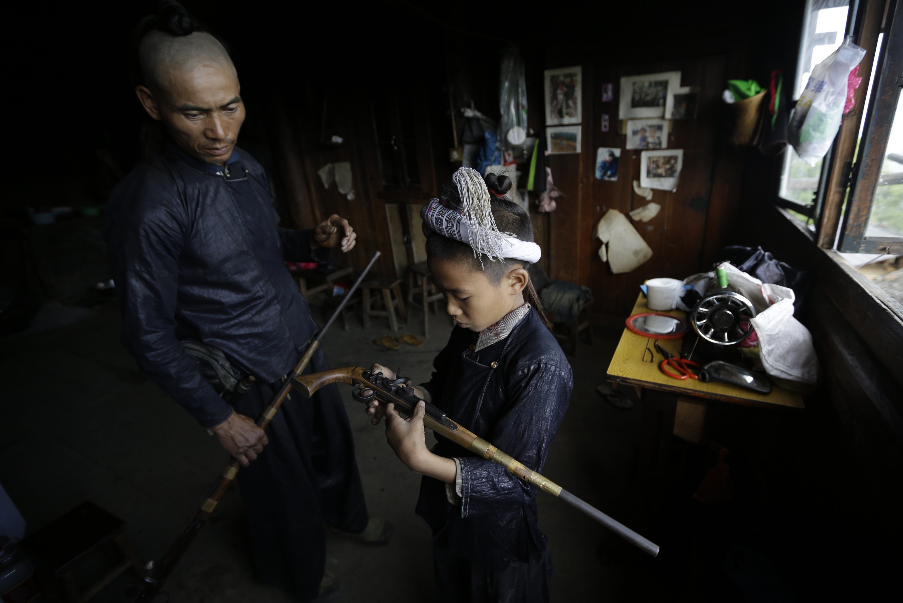 Các chàng trai được dạy cách dùng súng từ nhỏ. Cậu bé 10 tuổi này đang nhồi thuốc súng trước khi tập bắn. Khi tròn 15 tuổi, họ sẽ nhận được một cây súng săn dài để đánh dấu tuổi trưởng thành.