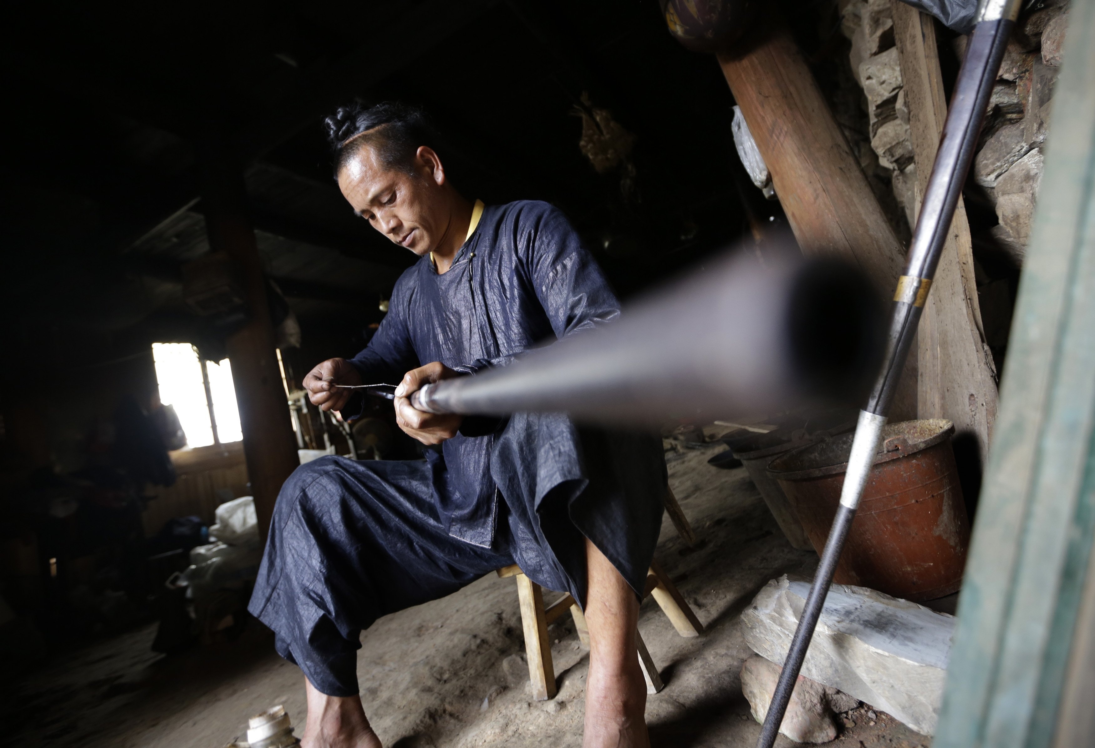 Dân làng Basha tôn thờ cây cối như những vị thần. Họ tin rằng búi tóc của họ tượng trưng cho cây cối, còn những trang phục màu tím tượng trưng cho vỏ cây.