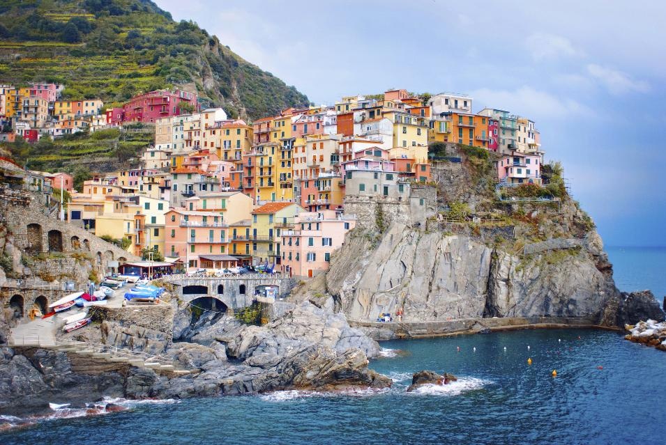 Làng Manarola, Cinque Terre, Italy: Ngôi làng trông giống như một hộp bút chì màu khổng lồ với những tòa nhà đầy màu sắc sẽ là nền cảnh tuyệt đẹp cho những bức ảnh selfie để đời.