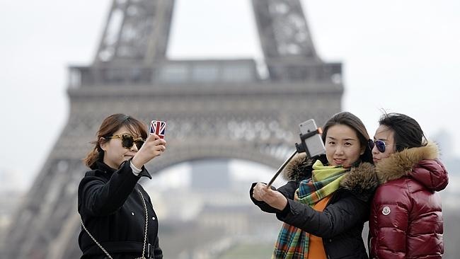 Một trong những chiêu lừa phổ biến ở Pháp là bọn trộm thường tiếp cận khách du lịch đang xem bản đồ và giả vờ chỉ đường cho họ. Trong khi du khách đang chăm chú nghe thì đồng bọn của chúng sẽ lao tới giật túi hoặc các món đồ có giá trị.