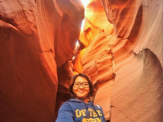 Antelope Canyon, Arizona: Hẻm núi nổi tiếng với ánh sáng mặt trời lọt xuống vào một số thời điểm nhất định trong ngày rọi vào vân đá, khiến cảnh tượng trở nên vô cùng lung linh.