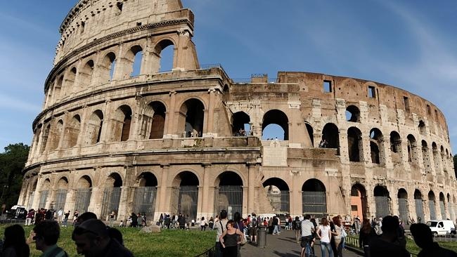 Nơi nhiều trộm cắp thứ 2 là Rome. Chúng thường đánh cắp những chiếc túi treo ở lưng ghế hoặc để dưới bàn tại các quán café ngoài trời, đồng thời vơ luôn điện thoại, kính râm ở trên bàn.