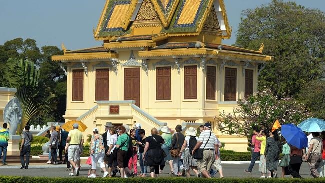 Campuchia và Thái Lan cũng là những nơi bị giật túi nhiều nhất. Thủ đoạn của bọn cướp là đi xe máy và giật đồ của khách đi đường. Nằm trong danh sách bị trộm cắp không thể không nhắc tới Philippines và Ấn Độ, nơi khách du lịch là mục tiêu số 1 của bọn trộm. Chúng thường ăn trộm ngay tại nơi ở của du khách, bởi vậy khi đi du lịch tới những nước này, bạn nên lưu ý không để đồ đạc hớ hênh lọt vào tầm ngắm của chúng.