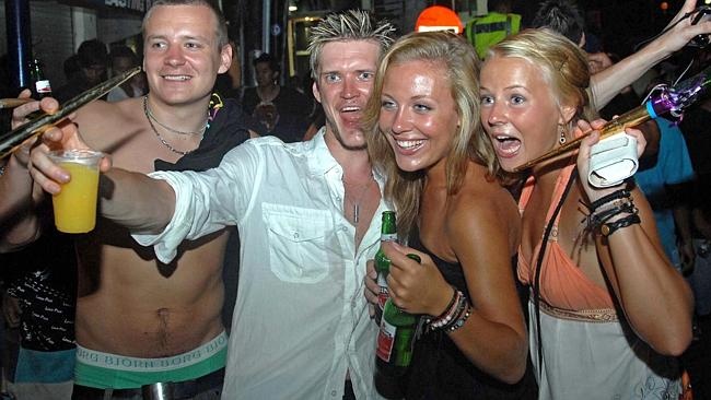 Trong khi đó, những kẻ trộm cắp ở Bali thường nhắm tới các du khách ngà ngà say để chôm đồ. Còn Peru nổi tiếng với nạn giật túi ở các bến xe buýt, sân bay và chỗ đậu taxi, nơi du khách không để ý nếu có món đồ bị mất.