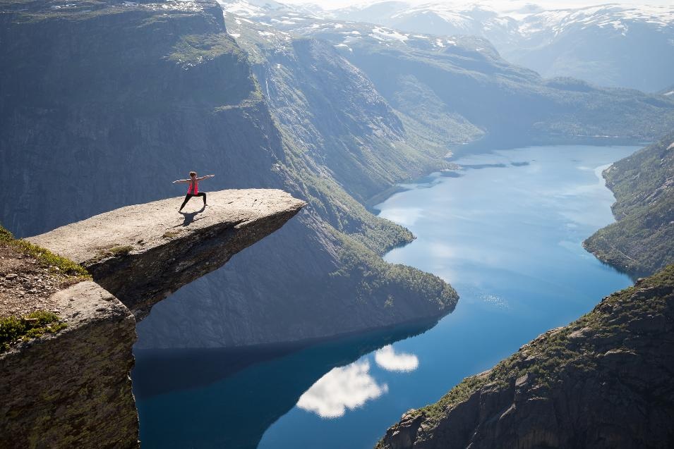 Trolltunga, Nauy: Không khí ở vùng Trolltunga rất trong lành, với vách đá cao 700m từ mặt hồ Ringedalsvatnet. Ảnh selfie ở đây chắc chắn sẽ rất “hot” trên Instagram. 