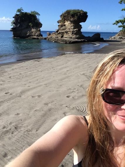 Bãi biển Anse Mamin,St Lucia: Bãi biển nhỏ còn mang vẻ đẹp nguyên sơ với những cột đá độc đáo mọc trên bờ biển.