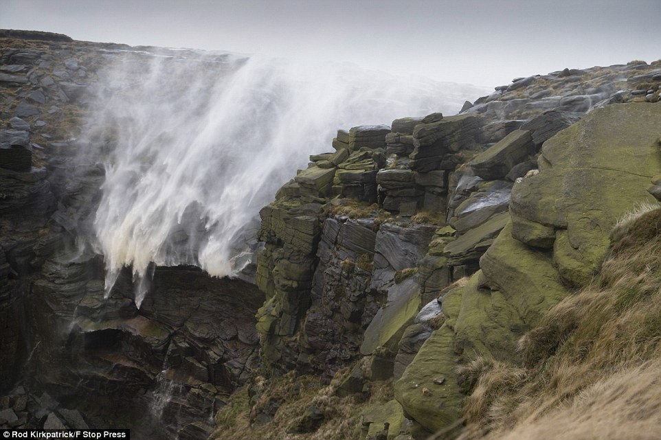 Canh ngoan muc cua nhung ngon thac chay nguoc hinh anh