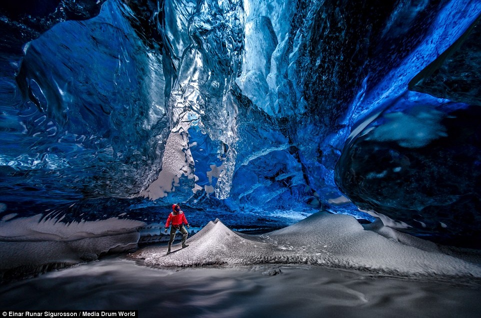 Vatnajokull là hang sông băng lớn nhất châu Âu, nằm ở phía nam Iceland.