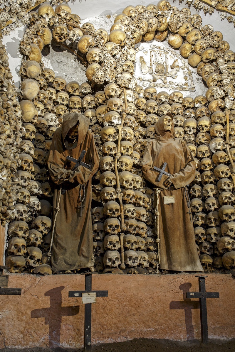 Rome, Italy: Cho tới thế kỷ 19, việc chôn cất ở Rome chủ yếu được tiến hành ở các nghĩa địa của nhà thờ. Khi hết chỗ, người ta di dời các ngôi mộ cũ và giữ lại hài cốt. Trong hình là tu viện Santa Maria della Concezione ở Rome, với những bức tường đặt đầy hài cốt của tu sĩ.