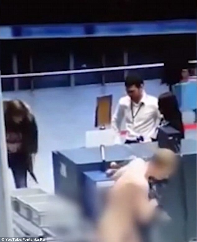 Du khách trên khắp thế giới thường phàn nàn về thủ tục kiểm soát tại sân bay, đặc biệt là các hành khách Mỹ. Đây không phải hành vi chống đối đầu tiên của du khách. Năm 2013, hai người phụ nữ  Kelly Hadfield-Hyde, 51 tuổi, và Ann Chadwick, 48 tuổi đã lột quần áo ở sân bay Manchester sau khi cùng nhau uống một chai rượu. Hai bà sau đó đã phải ngồi tù vì gây rối nơi công cộng. 