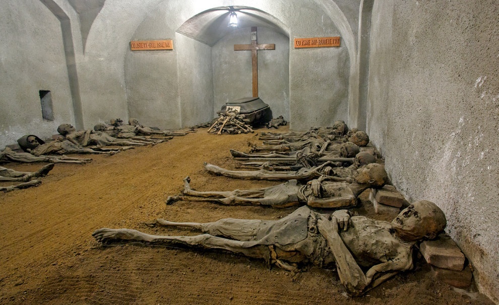 Brno, CH Séc: Các xác ướp được tìm thấy dưới tu viện Capuchin ở Brno bắt đầu từ thế kỷ 17. Tu viện khi đó chỉ có một cỗ quan tài với phần đáy bị hỏng. Xác chết được mang đến một phòng khô ráo và người ta giữ quan tài lại để dùng lần sau.