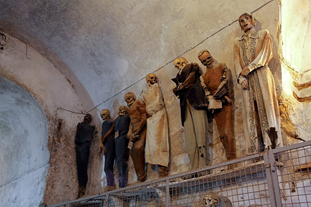 Parlemo, Sicily: Một trong những khu xác ướp lớn nhất thế giới được tìm thấy trong hầm mộ tu viện Palermo, nơi hàng ngàn xác chết ở mọi tầng lớp xã hội được lưu giữ. Trong những xác ướp này có cả trẻ em và các cô gái đồng trinh.