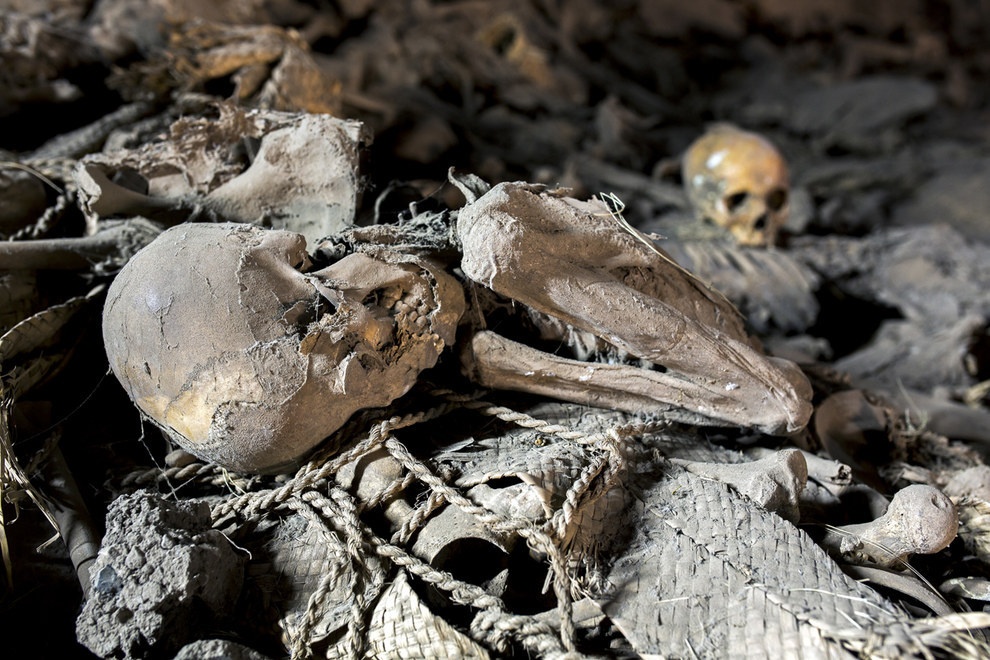 Mount Abuna Yosef, Ethiopia: Hang núi phía sau nhà thờ Yemrehanna Kristos là một trong những cánh đồng xương người lớn nhất thế giới. Trong nhiều thế kỷ, nhiều người chọn nơi đây để kết thúc cuộc đời vì tin rằng hài cốt của một nhà vua được đặt ở đây. Trong lòng hang chồng chất rất nhiều bộ xương người.