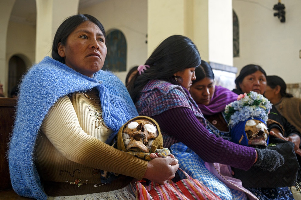 La Paz, Bolivia: Người dân ở đây thường giữ các hộp sọ trong nhà. Hằng năm vào ngày 8/11, họ mang đầu lâu đến nhà nguyện La Paz để tham gia một buổi lễ lớn có tên gọi Fiesta de las Ñatitas.