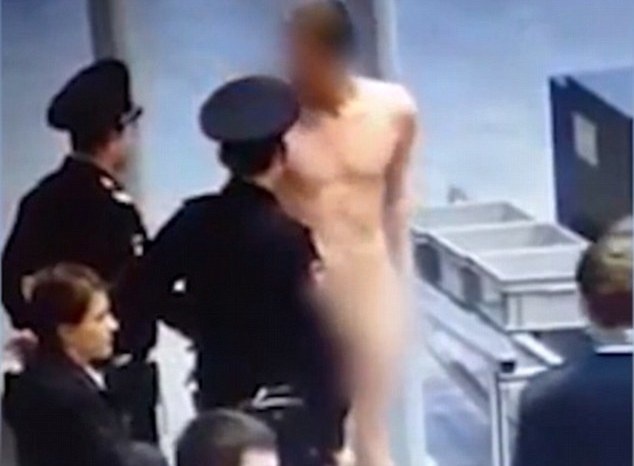 Lot phang quan ao, tran nhu nhong buoc qua cua an ninh hinh anh