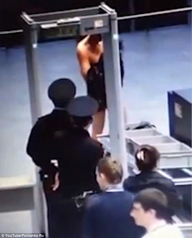 Không dừng lại ở đó, anh chàng lột cả áo rồi tháo đồng hồ...