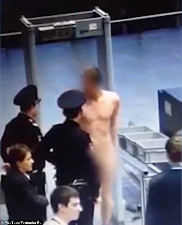 ...rồi khệnh khạng bước qua cửa và hỏi nhân viên an ninh xem họ còn muốn kiểm tra gì không.