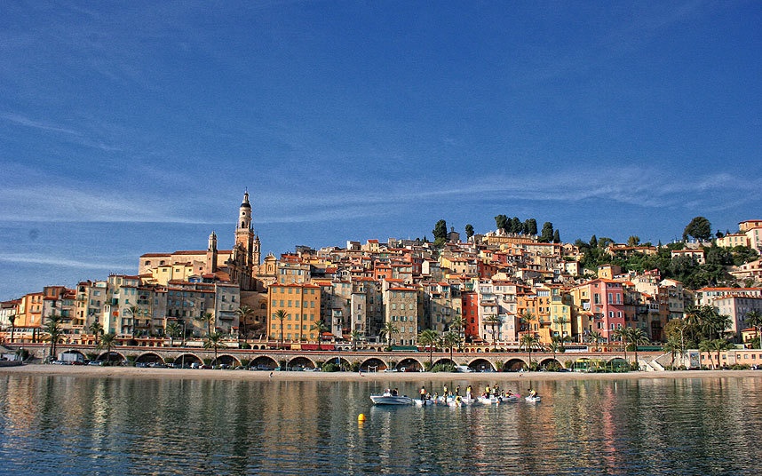 Trong lễ hội tại thị trấn ven biển nằm giữa Paris và Rome này, tất cả các trang trí được làm hoàn toàn bằng 145 tấn chanh và cam. Truyền thống lễ hội được duy trì trong suốt 80 năm. Mỗi năm lễ hội lại có một chủ đề khác nhau. Năm ngoái, lễ hội có chủ đề dựa theo cuốn tiểu thuyết 20.000 Leagues under the Sea của tác giả Jules Verne và một số nhân vật hoạt hình Disney.