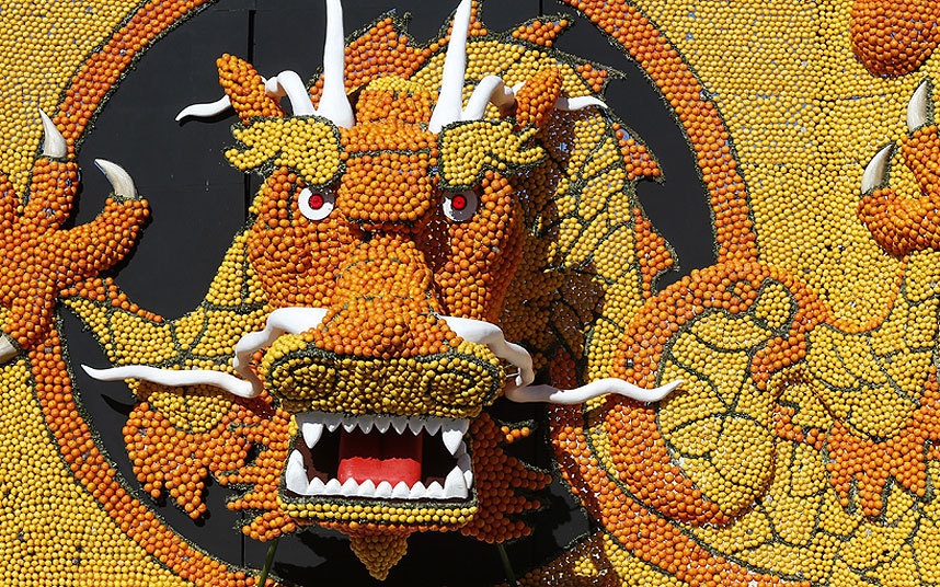 Mô hình Thiên Long cao 12m được làm bằng chanh và cam.