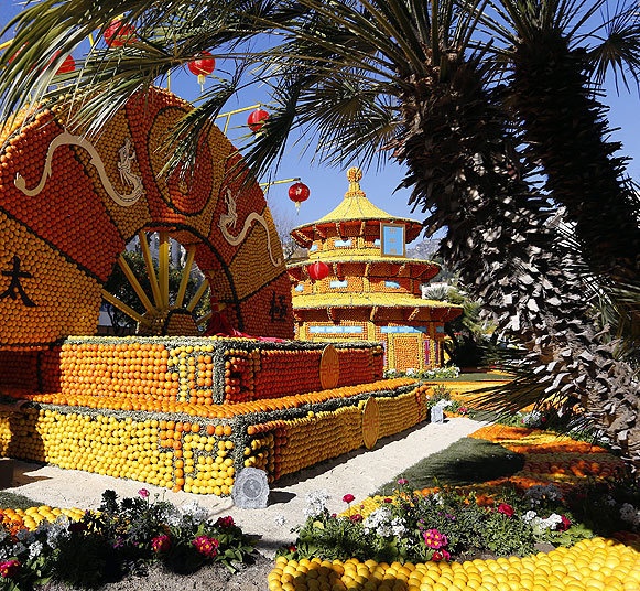 Mô phỏng một ngôi đền Bắc Kinh bằng chanh. Văn phòng du lịch Menton cho biết, họ phải mất hơn 20.000 giờ làm việc mới tạo được quần thể này. Họ sử dụng 1 tấn chất dẻo để gắn trái cây, với 25kg cam quýt cho mỗi m2.