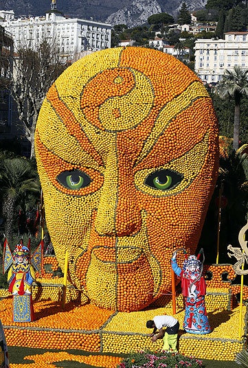 Những mặt nạ kiểu Trung Quốc cũng là điểm nhấn trong lễ hội.