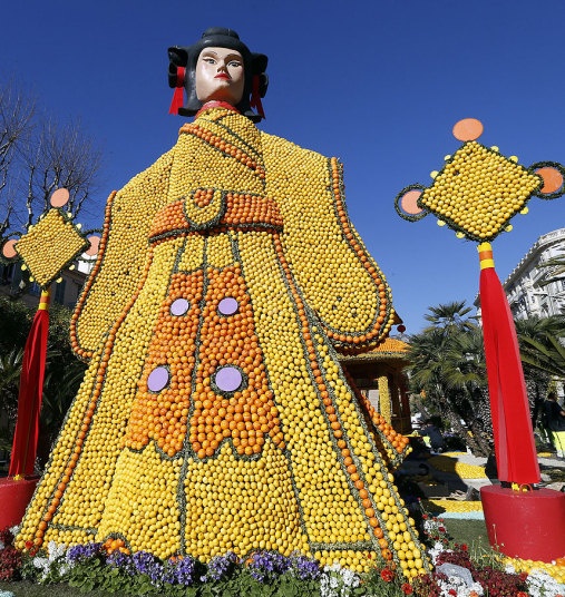 Bức tượng geisha khổng lồ.